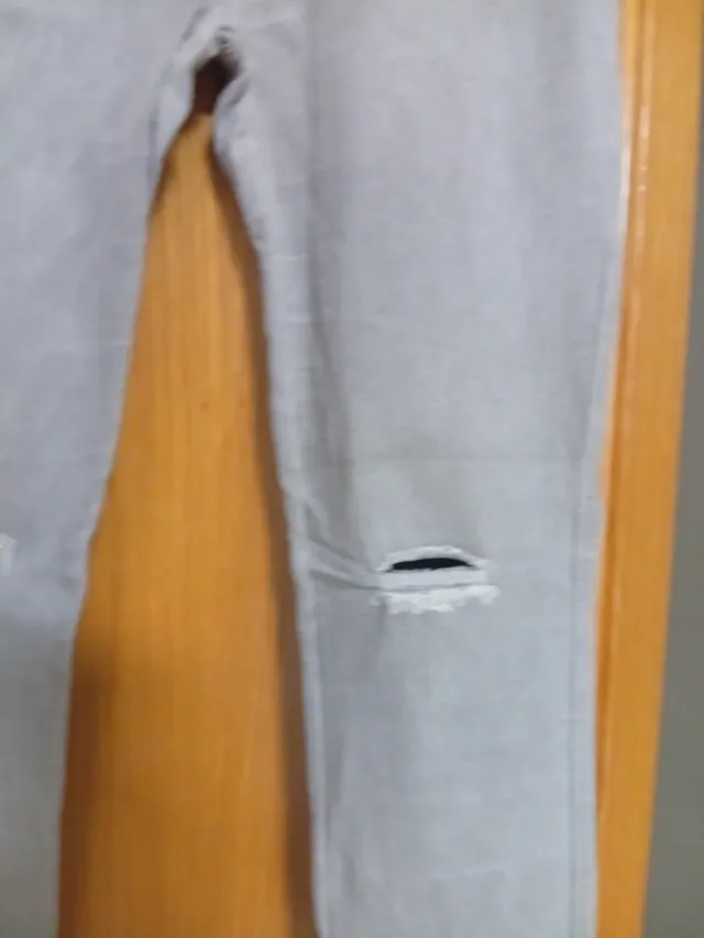 Pantalones grises rasgados