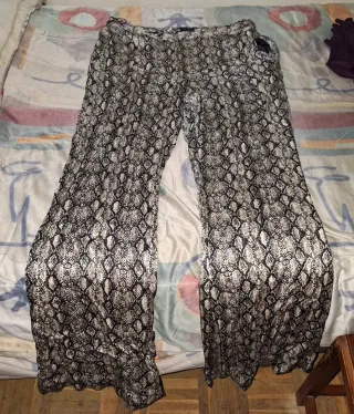 Pantalones anchos estampado serpiente acampanados