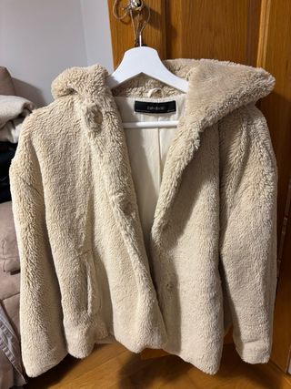 Cazadora Zara pelo beige