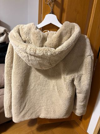 Cazadora Zara pelo beige