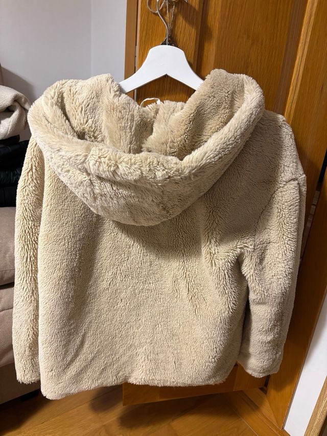 Cazadora Zara pelo beige