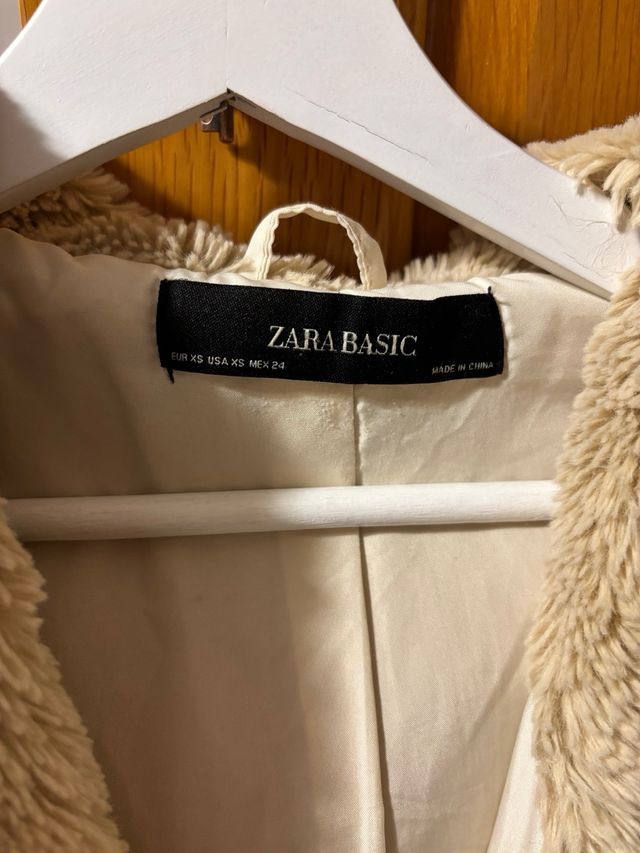 Cazadora Zara pelo beige