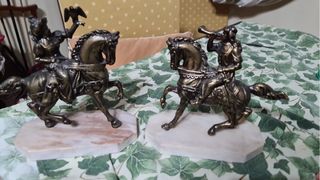 Figuras de caballos con jinetes