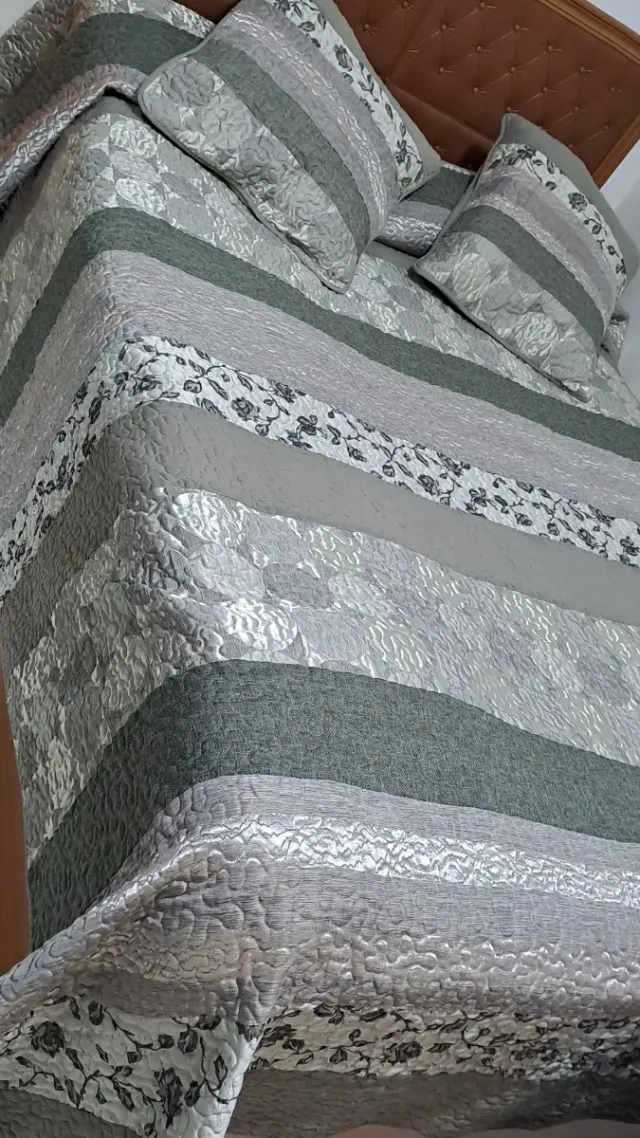 Corcha de matrimonio con cojines gris y plateado