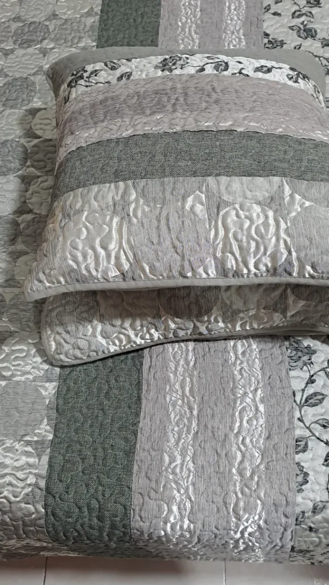 Corcha de matrimonio con cojines gris y plateado