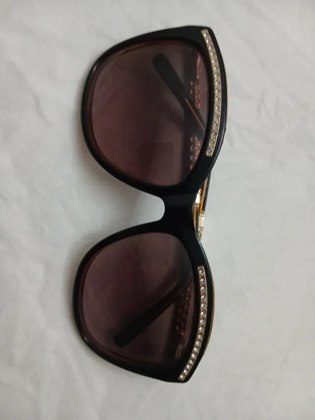 Gafas de sol negras y doradas con pedrería