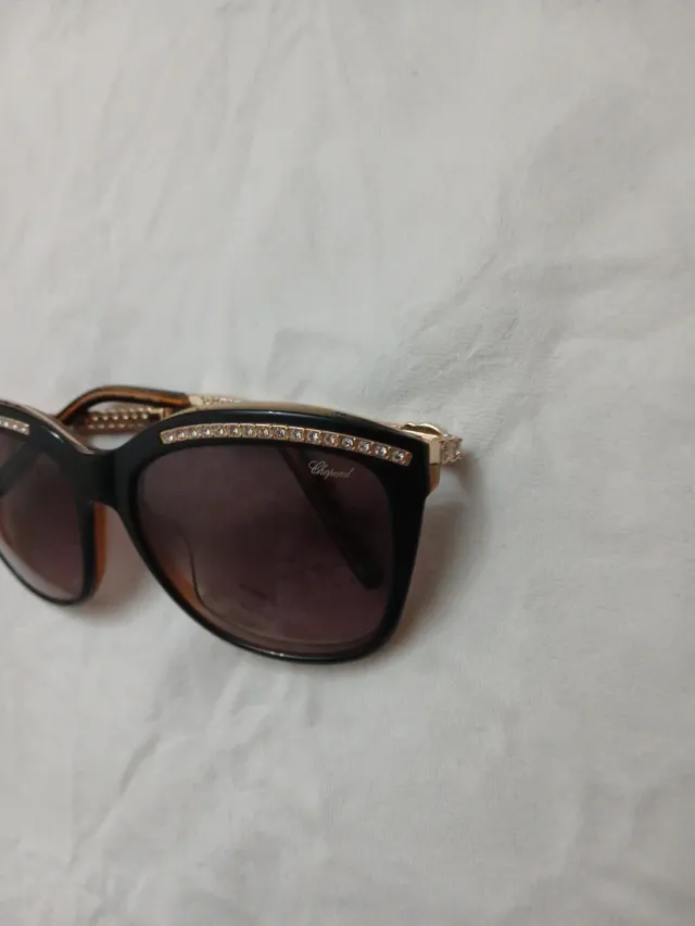 Gafas de sol negras y doradas con pedrería