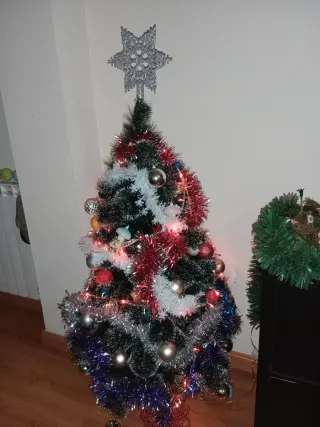 Decoración Navideña: Bolas, Guirnaldas y Belén