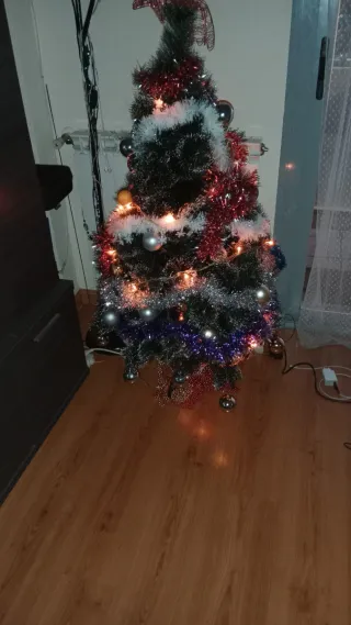Decoración Navideña: Bolas, Guirnaldas y Belén