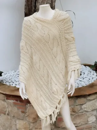 Poncho in lana lavorato a mano