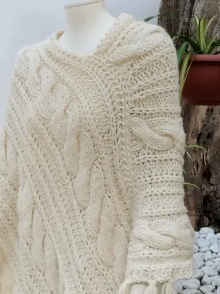 Poncho in lana lavorato a mano