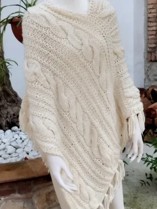 Poncho in lana lavorato a mano