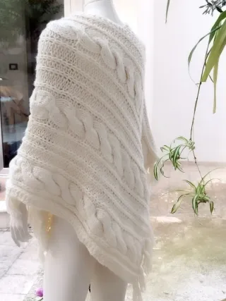 Poncho in lana lavorato a mano