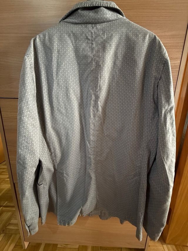 Chaqueta gris con estampado