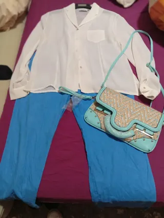 Conjunto Blusa Blanca, Pantalón Azul y Bolso