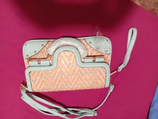 Conjunto Blusa Blanca, Pantalón Azul y Bolso