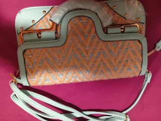 Conjunto Blusa Blanca, Pantalón Azul y Bolso