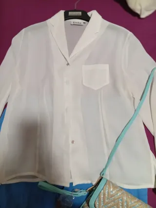 Conjunto Blusa Blanca, Pantalón Azul y Bolso