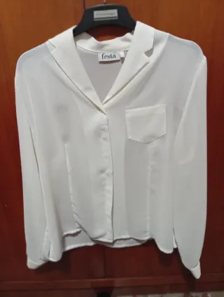 Conjunto Blusa Blanca, Pantalón Azul y Bolso