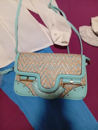 Conjunto Blusa Blanca, Pantalón Azul y Bolso