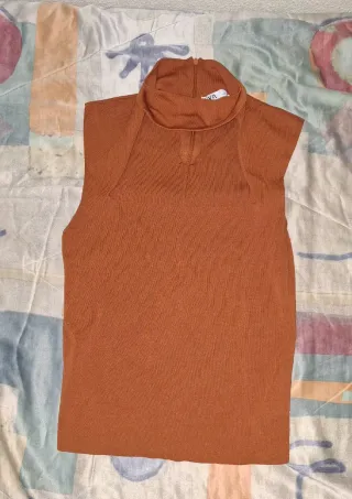 Top ZARA cuello alto sin mangas talla única