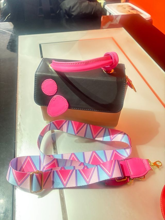 Bolso de mano negro y rosa nuevo