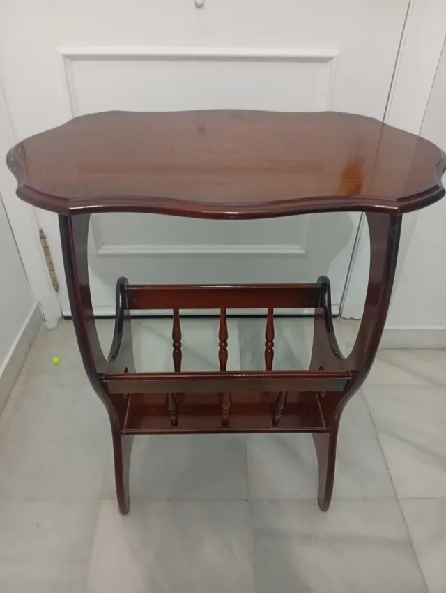 Revistero de madera elegante