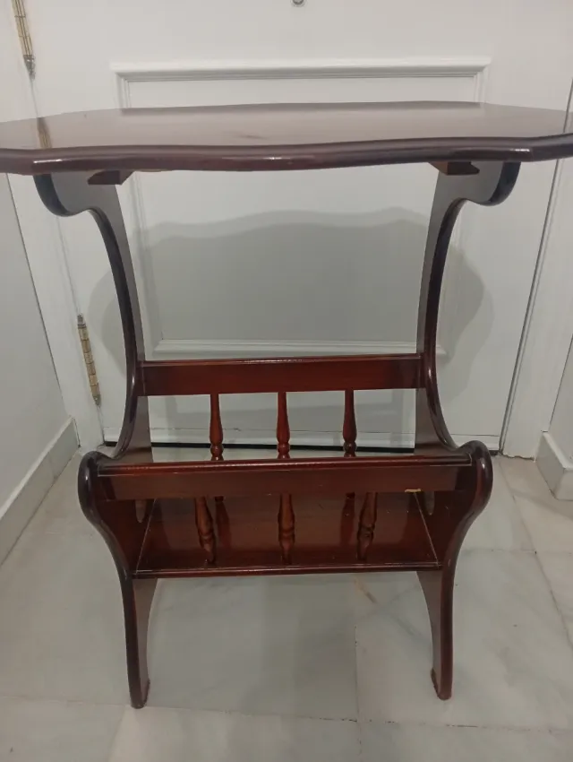 Revistero de madera elegante