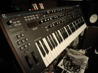 Novation Summit Sintetizador