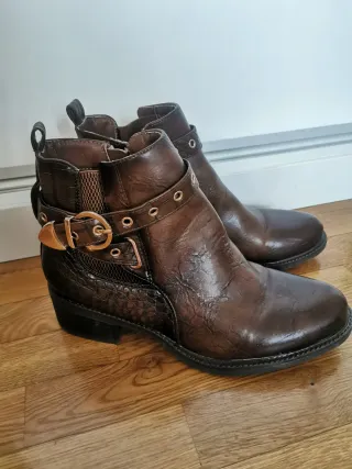 Botines marrones con hebilla
