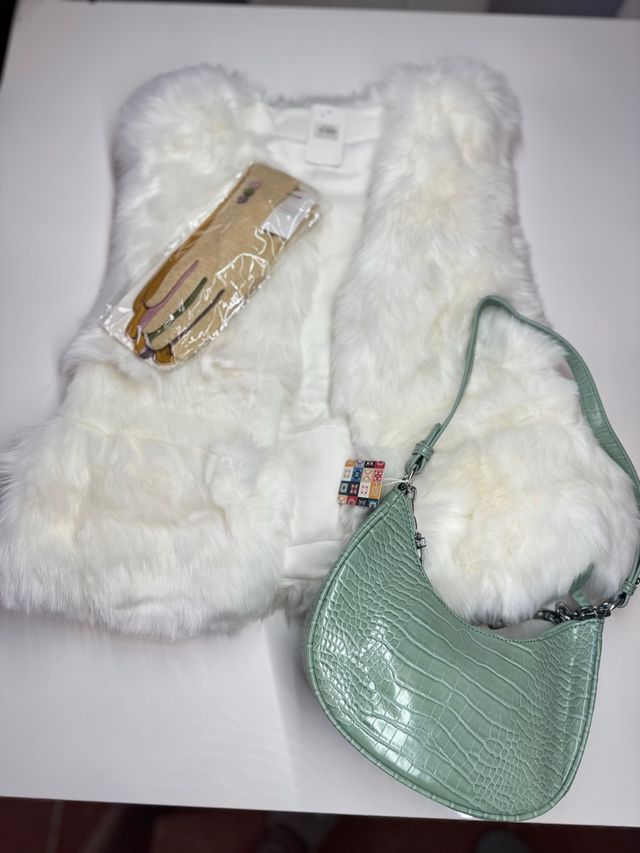 Chaleco peluche blanco y guantes beige