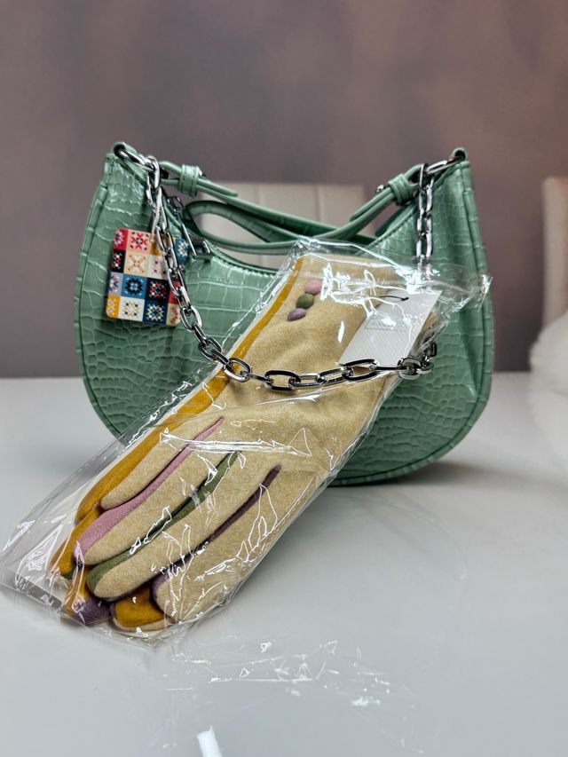 Chaleco peluche blanco y guantes beige