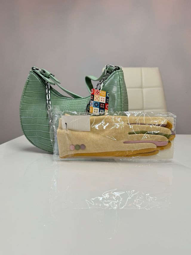 Chaleco peluche blanco y guantes beige