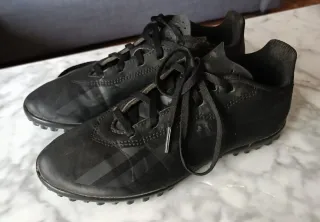 Botas de fútbol negras