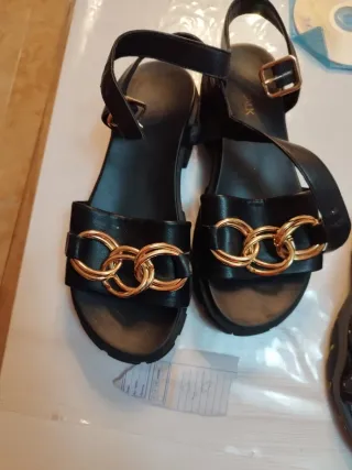 Sandalias negras con detalle dorado