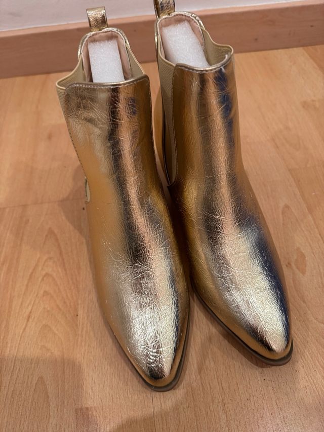 Botines dorados de mujer. sin estrenar, nuevos.