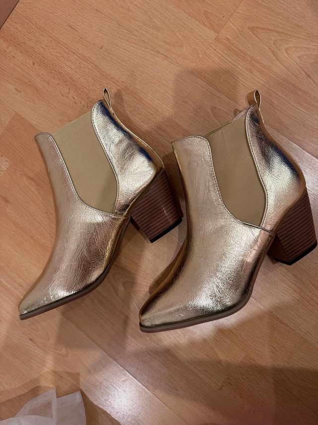 Botines dorados de mujer. sin estrenar, nuevos.