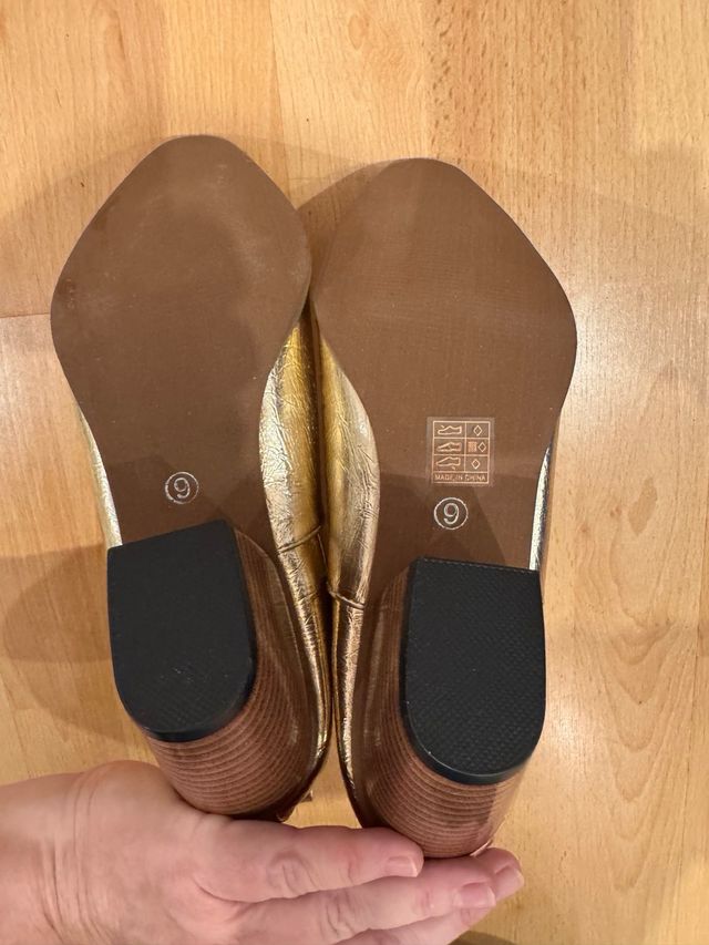 Botines dorados de mujer. sin estrenar, nuevos.