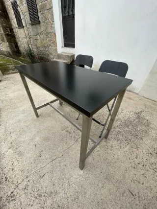 Mesa alta com 4 cadeiras