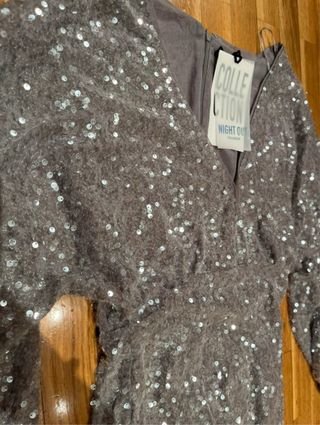 Vestido plateado con tachuelas fiesta nuevo