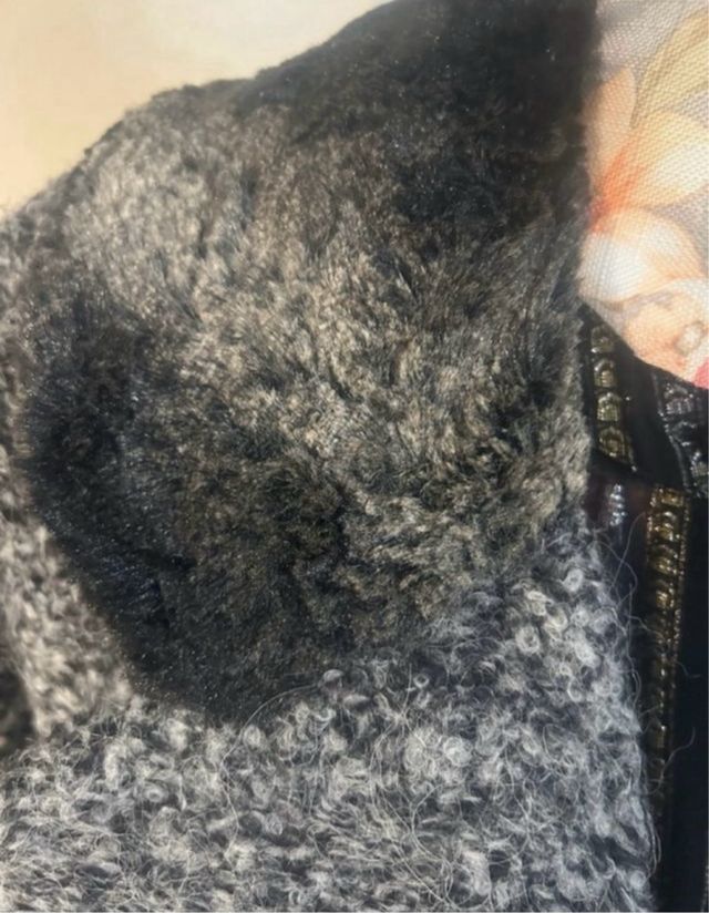 Abrigo Desigual gris y multicolor.