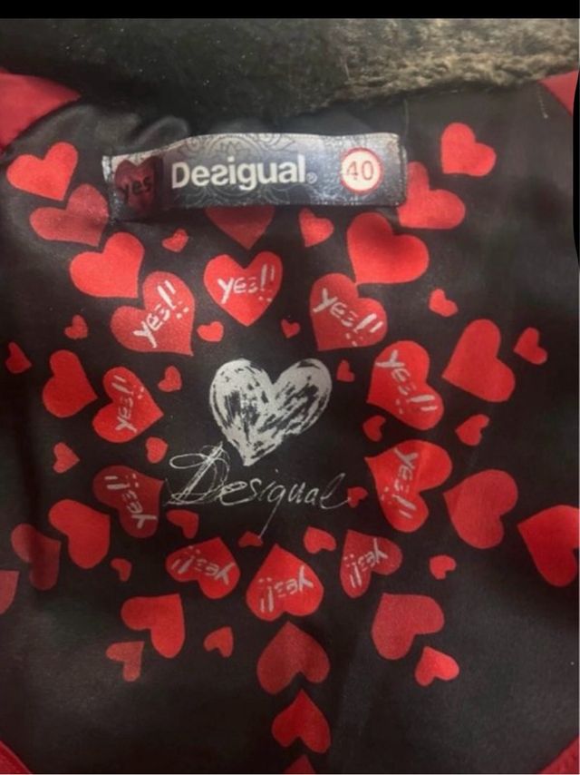 Abrigo Desigual gris y multicolor.