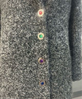 Abrigo Desigual gris y multicolor.