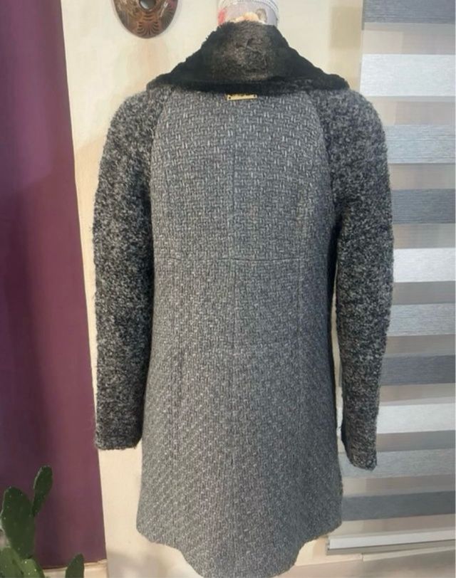 Abrigo Desigual gris y multicolor.