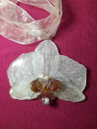 Colar 'Ballet' com Orquídea Preservada em Resina