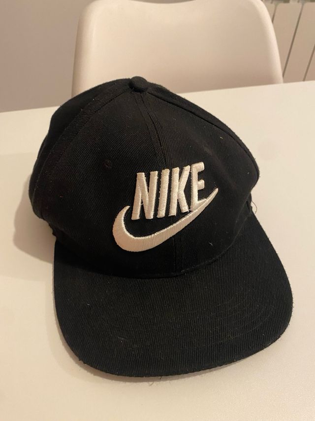Gorra Nike Negra con Logo Blanco