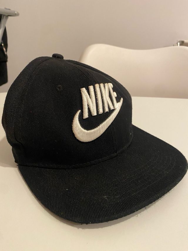 Gorra Nike Negra con Logo Blanco