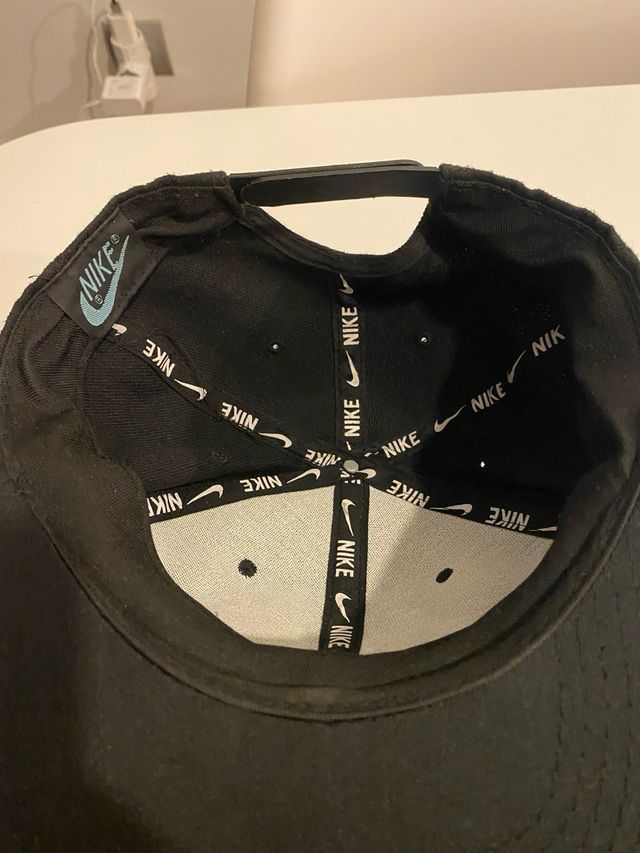 Gorra Nike Negra con Logo Blanco