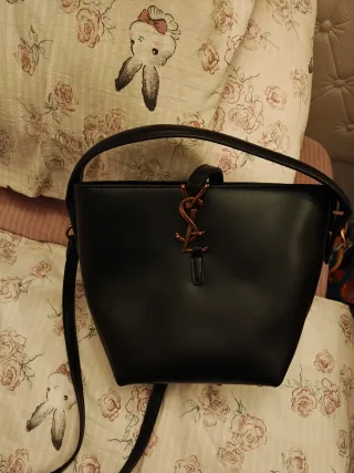 Bolso negro tipo cubo YSL