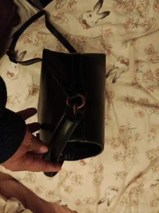 Bolso negro tipo cubo YSL